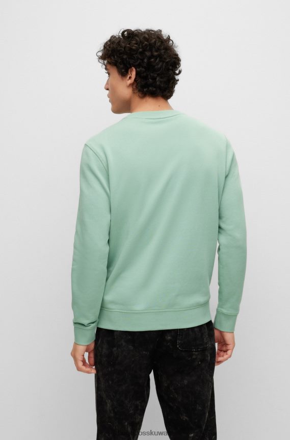 4TFNJN924 اخضر فاتح Hugo Boss كنزة هوغو قطنية مريحة باللون الأخضر الفاتح مع رقعة شعار