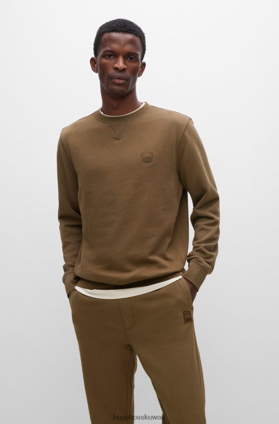 4TFNJN925 أخضر غامق Hugo Boss هوغو سويت شيرت من القطن ذو قصة مريحة باللون الأخضر الداكن مع رقعة الشعار