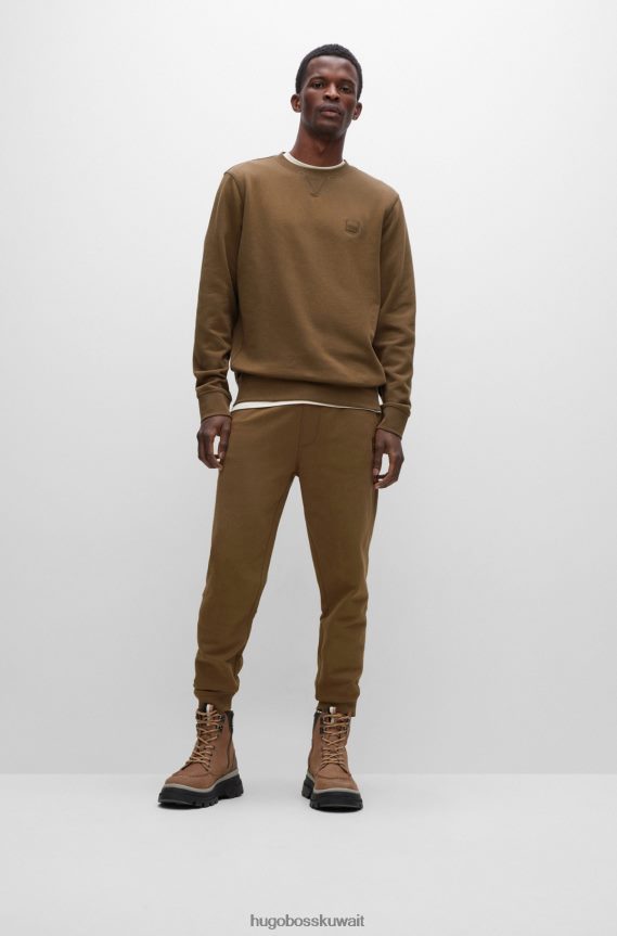 4TFNJN925 أخضر غامق Hugo Boss هوغو سويت شيرت من القطن ذو قصة مريحة باللون الأخضر الداكن مع رقعة الشعار