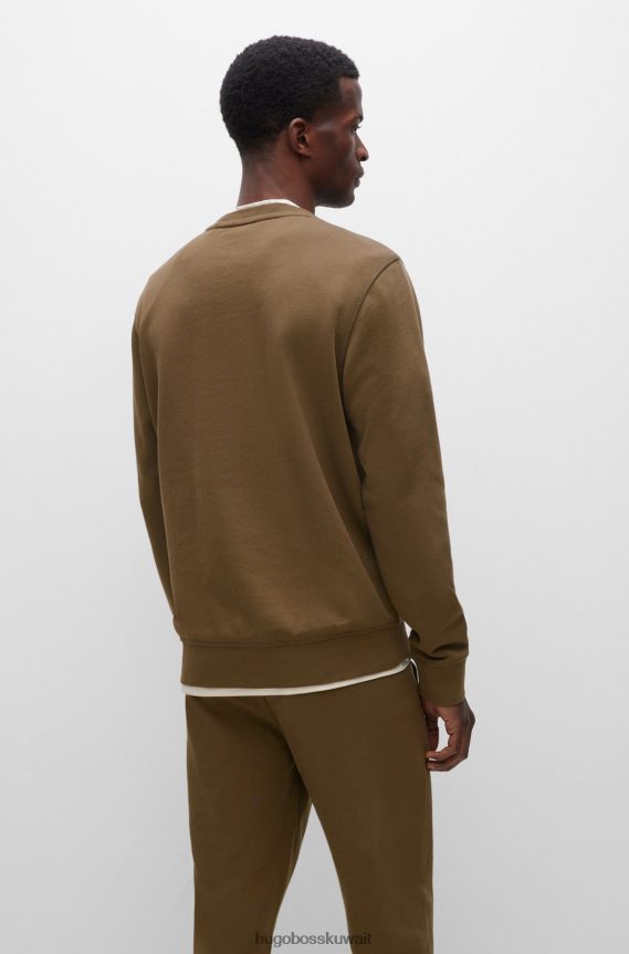 4TFNJN925 أخضر غامق Hugo Boss هوغو سويت شيرت من القطن ذو قصة مريحة باللون الأخضر الداكن مع رقعة الشعار