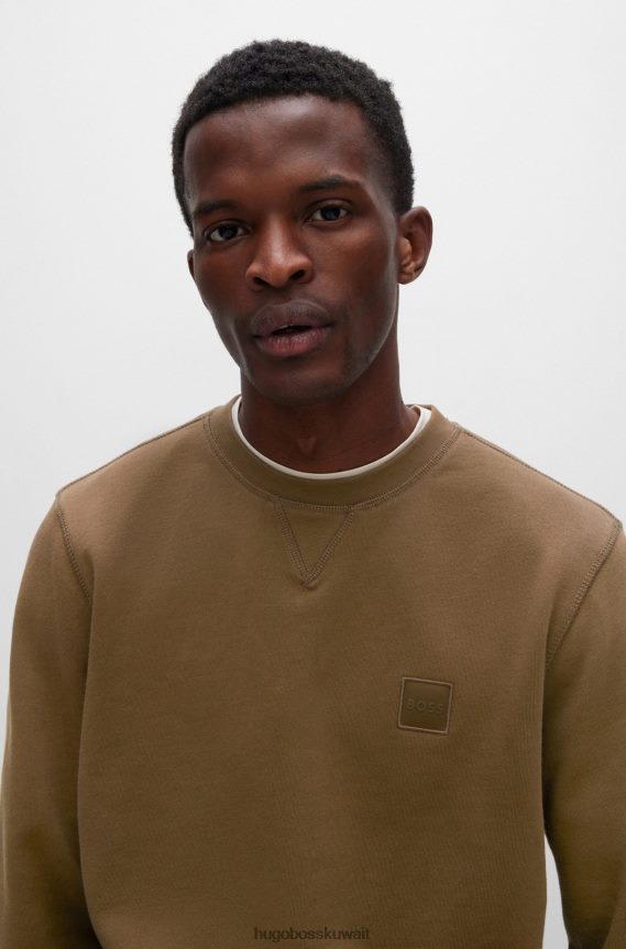 4TFNJN925 أخضر غامق Hugo Boss هوغو سويت شيرت من القطن ذو قصة مريحة باللون الأخضر الداكن مع رقعة الشعار