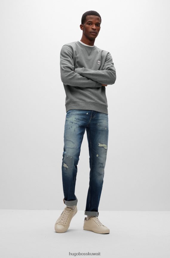 4TFNJN926 رمادي فاتح Hugo Boss هوغو سويت شيرت من القطن بقصة مريحة مع رقعة شعار باللون الرمادي الفاتح