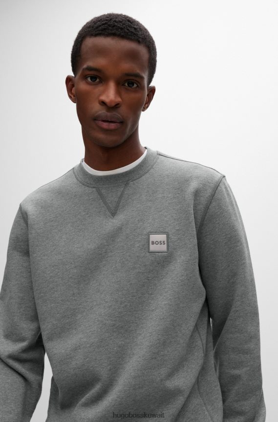 4TFNJN926 رمادي فاتح Hugo Boss هوغو سويت شيرت من القطن بقصة مريحة مع رقعة شعار باللون الرمادي الفاتح