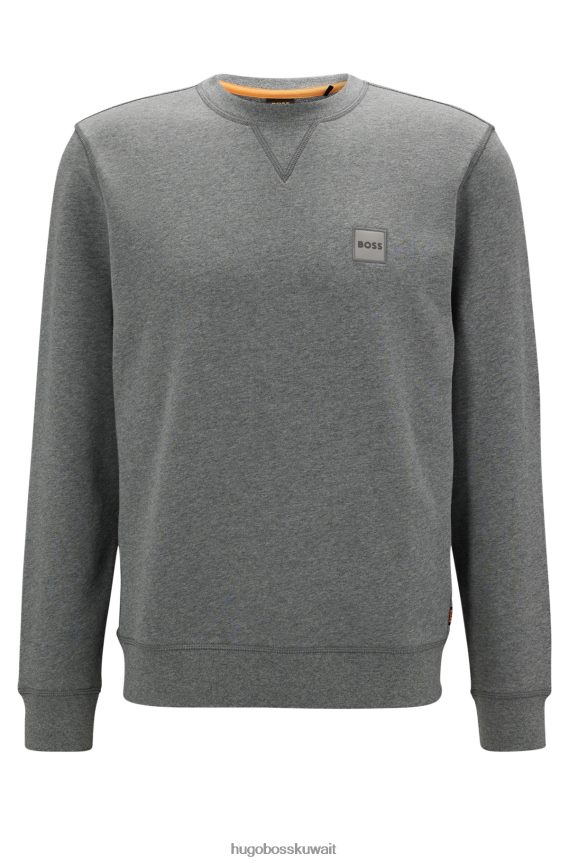 4TFNJN926 رمادي فاتح Hugo Boss هوغو سويت شيرت من القطن بقصة مريحة مع رقعة شعار باللون الرمادي الفاتح