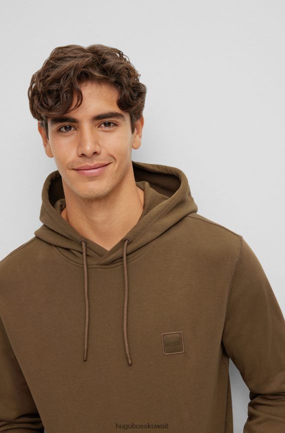 4TFNJN944 أخضر غامق Hugo Boss هوغو سويت شيرت بغطاء رأس من قطن تيري الفرنسي مع رقعة الشعار باللون الأخضر الداكن