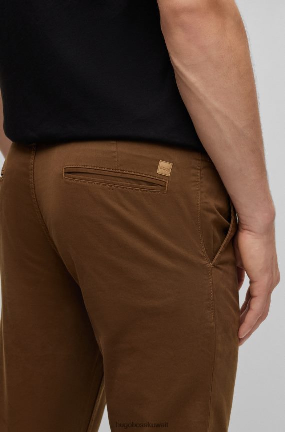 4TFNJN952 بني Hugo Boss بنطال بني بقصّة ضيّقة من هوغو الساتان القطني المطاطي