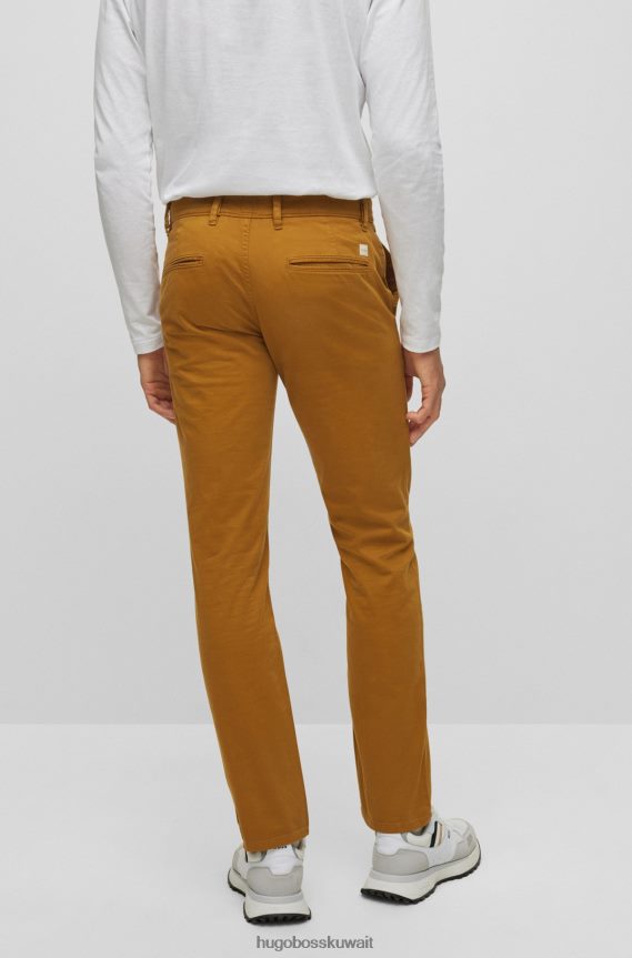 4TFNJN958 اللون البيج Hugo Boss بنطلون بيج بقصّة ضيّقة من هوغو الساتان القطني المطاطي
