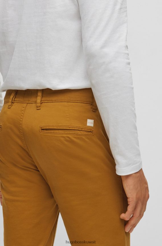 4TFNJN958 اللون البيج Hugo Boss بنطلون بيج بقصّة ضيّقة من هوغو الساتان القطني المطاطي