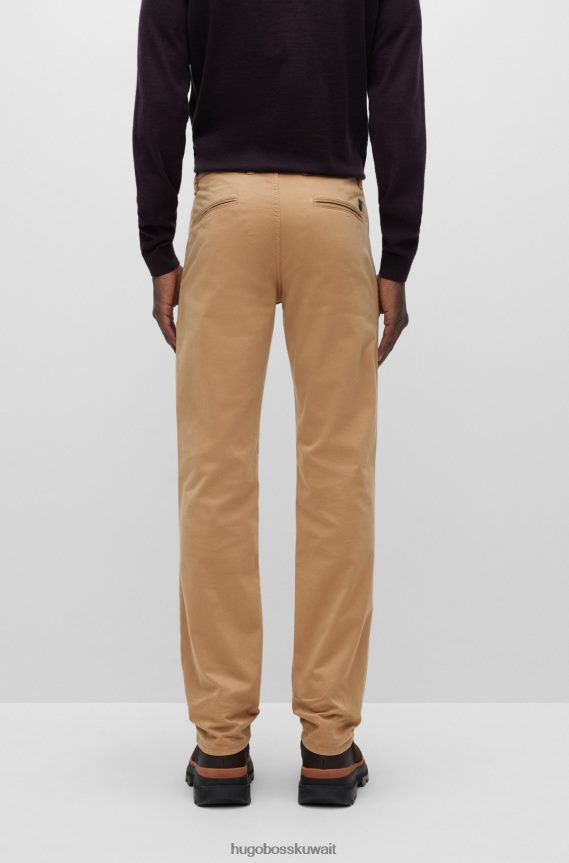 4TFNJN959 اللون البيج Hugo Boss بنطال بقصّة ضيّقة مصنوع من الساتان القطني المرن باللون البيج