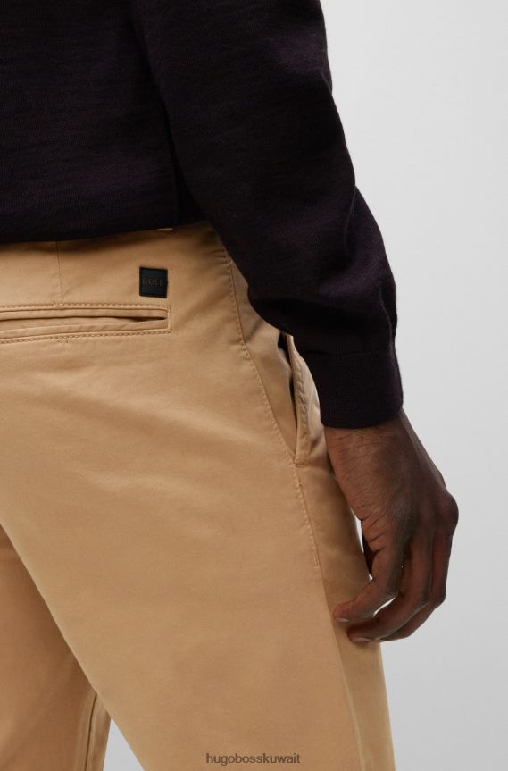 4TFNJN959 اللون البيج Hugo Boss بنطال بقصّة ضيّقة مصنوع من الساتان القطني المرن باللون البيج