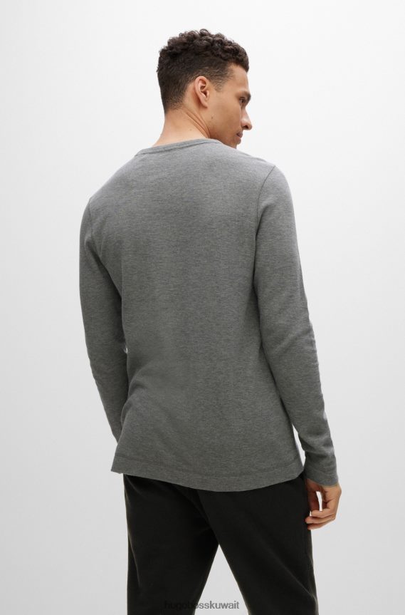 4TFNJN979 رمادي فاتح Hugo Boss تيشيرت Hugo باللون الرمادي الفاتح بأكمام طويلة مصنوع من قطن الوافل