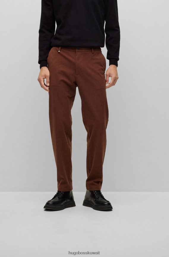 4TFNJN993 بني Hugo Boss بنطال بقصّة ضيّقة مصنوع من قماش هوغو المطاطي بنقشات دقيقة باللون البني