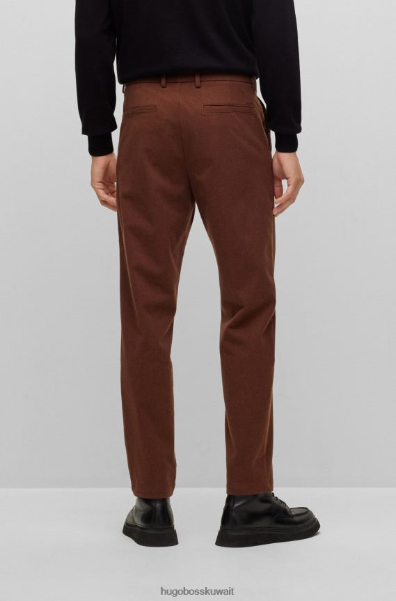 4TFNJN993 بني Hugo Boss بنطال بقصّة ضيّقة مصنوع من قماش هوغو المطاطي بنقشات دقيقة باللون البني