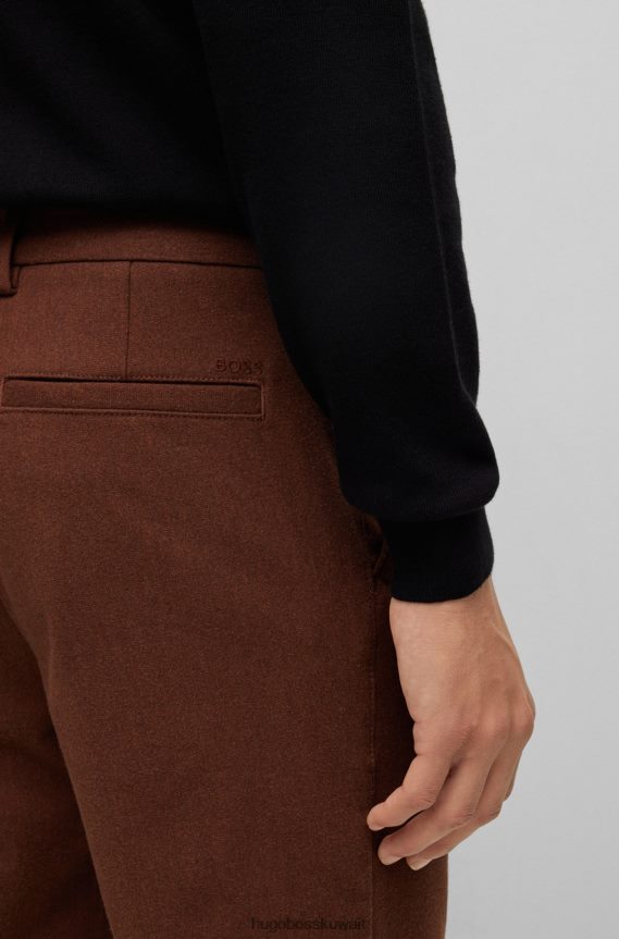 4TFNJN993 بني Hugo Boss بنطال بقصّة ضيّقة مصنوع من قماش هوغو المطاطي بنقشات دقيقة باللون البني