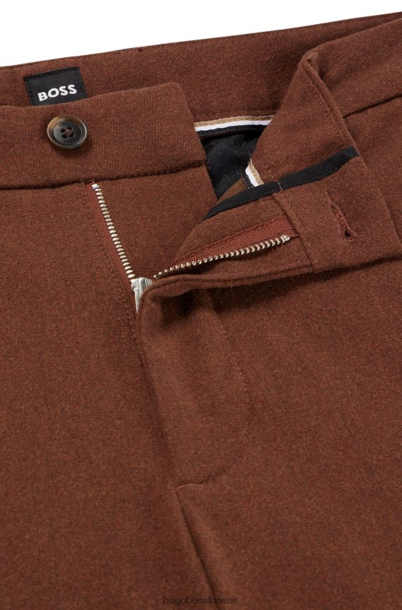 4TFNJN993 بني Hugo Boss بنطال بقصّة ضيّقة مصنوع من قماش هوغو المطاطي بنقشات دقيقة باللون البني