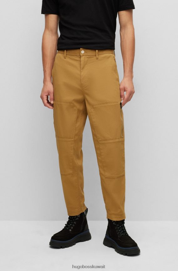 4TFNJN999 اللون البيج Hugo Boss بنطال كارغو بقصّة مريحة مصنوع من القطن المرن باللون البيج هوغو