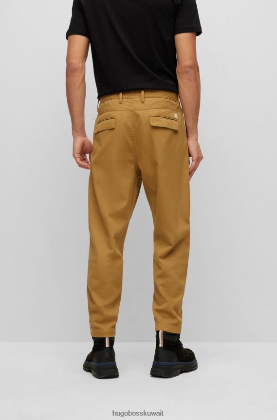 4TFNJN999 اللون البيج Hugo Boss بنطال كارغو بقصّة مريحة مصنوع من القطن المرن باللون البيج هوغو